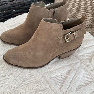 NWT beige leather Sonoma boots,size 8.